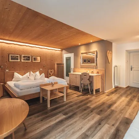 Hotel Schwarzer Adler 4*